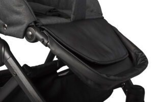 Regulowany podnóżek w spacerówce Natoni Vespa – zapewnia komfort dla rosnącego dziecka.