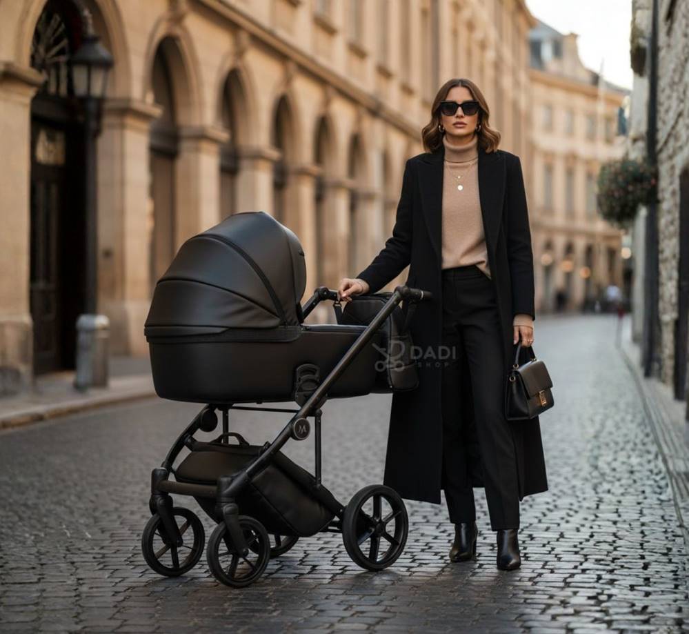 Wózek dziecięcy 3w1 -  Natoni Vespa Eco w kolorze czarnym w plenerowej sesji zdjęciowej.