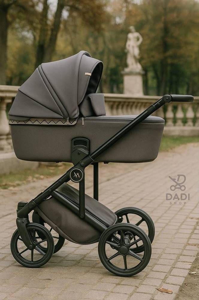 Stylowy wózek dziecięcy 3w1 Natoni Vespa Eco Ash w parku – elegancki design w naturalnej scenerii, zdjęcie promocyjne dla sklepu Dadi-Shop.