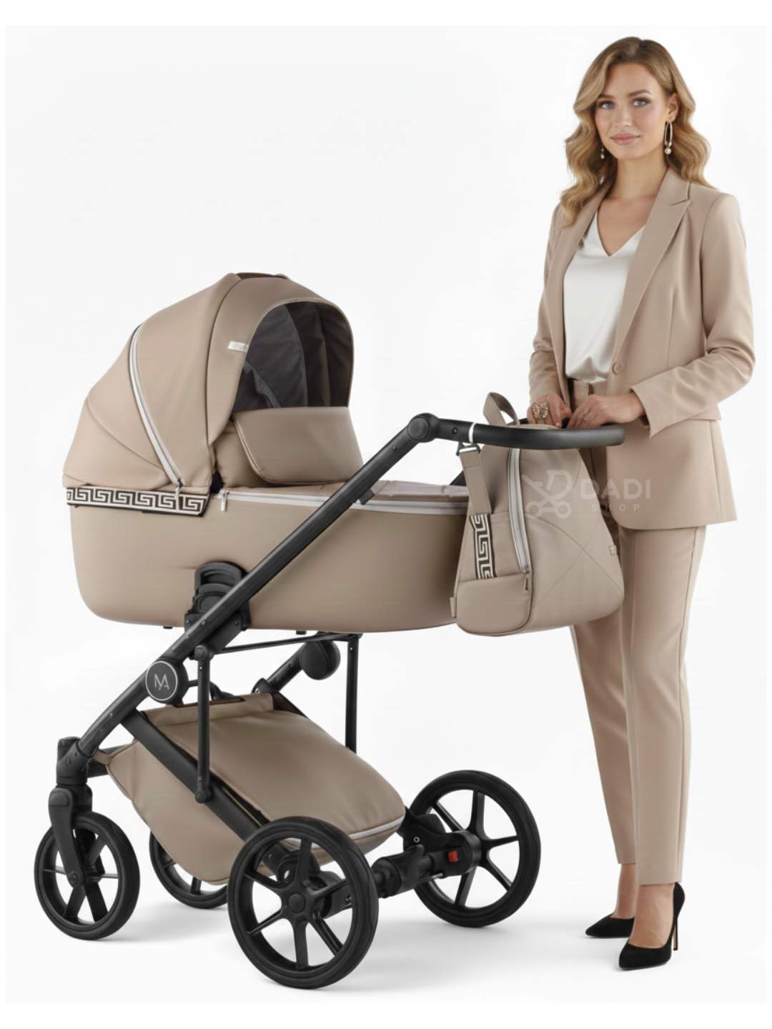 Głęboki wózek dziecięcy Vespa Eco Natoni w sesji z modelką – elegancki i wygodny.