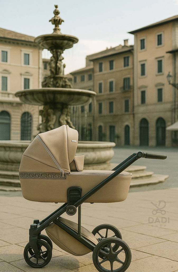 Beżowy wózek 3w1 Natoni Vespa Eco Ginger na tle włoskiego rynku z fontanną – elegancka sceneria podkreślająca styl wózka.