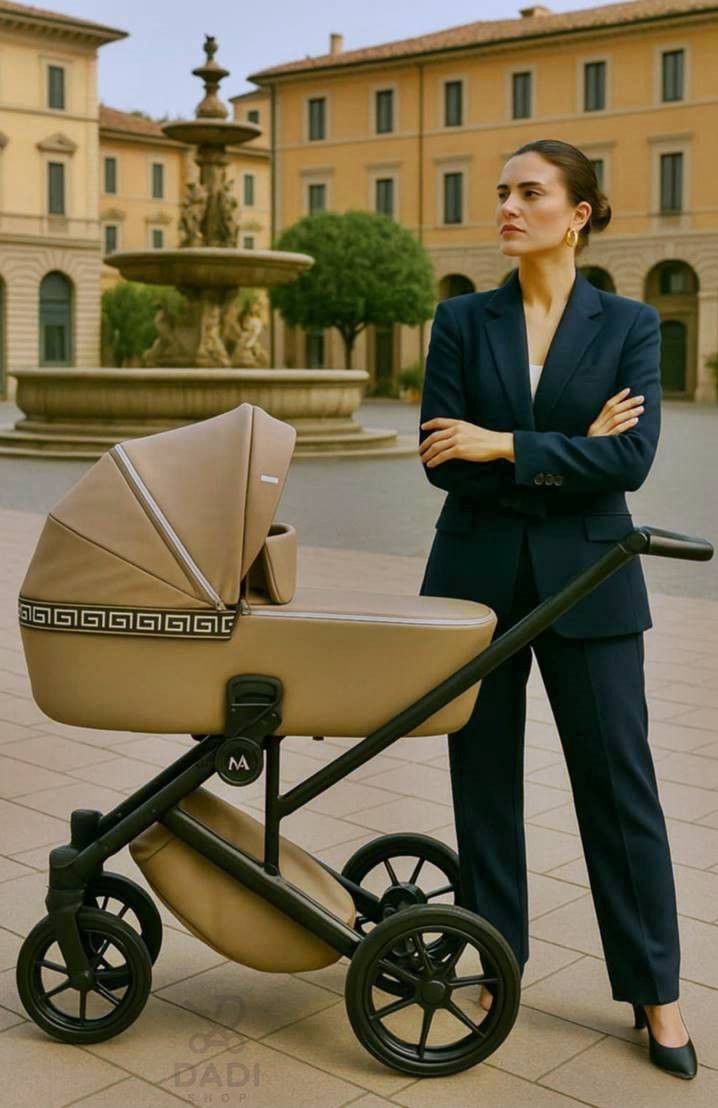Luksusowy wózek Natoni Vespa Eco Ginger w odcieniu beżu, ustawiony przy eleganckiej kobiecie na tle włoskiej fontanny – scena pełna szyku i klasy