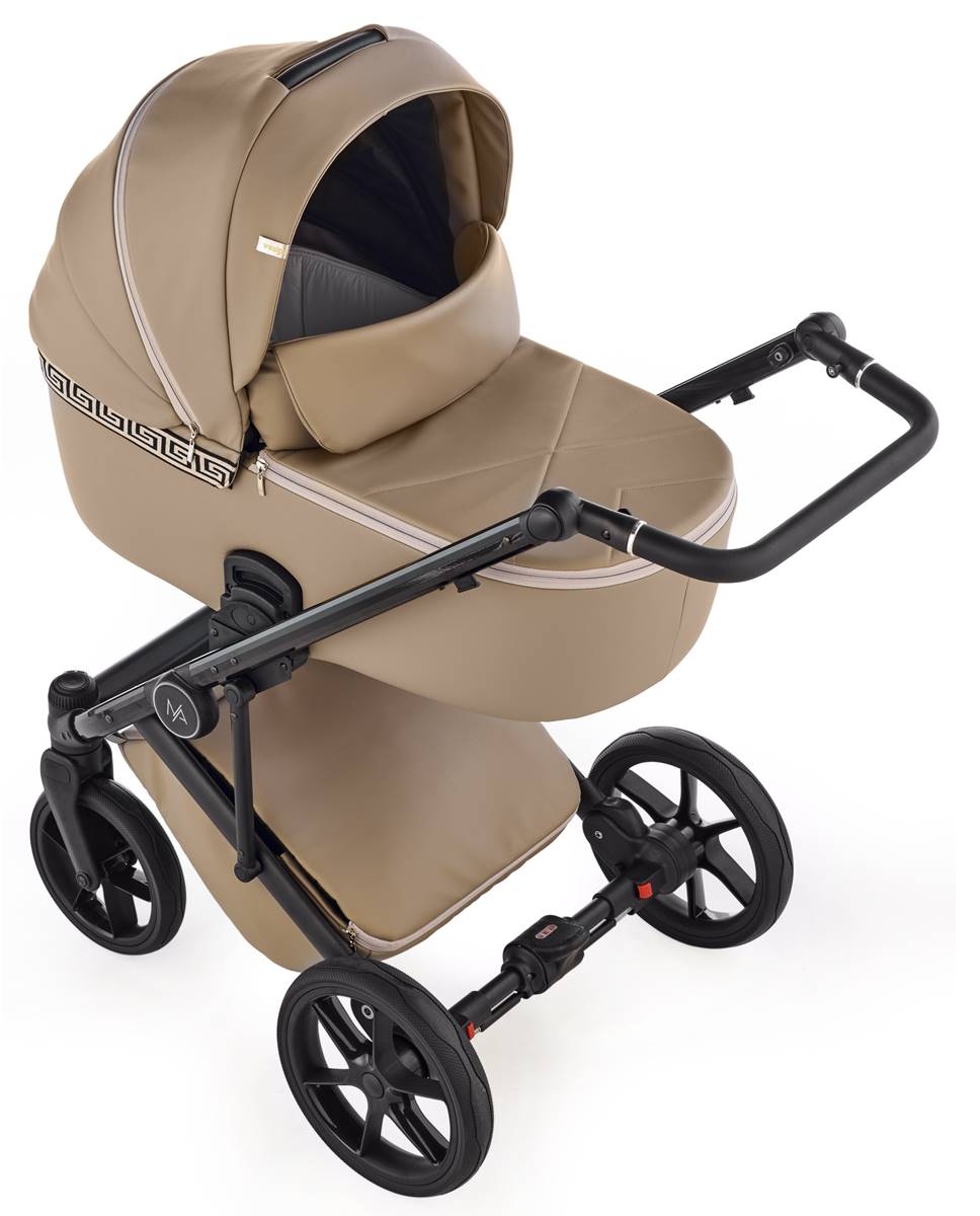 Wózek dziecięcy Natoni Vespa Eco Ginger w widoku z góry – widoczna gondola, stelaż, koła i hamulec w odcieniu beżowy- ginger
