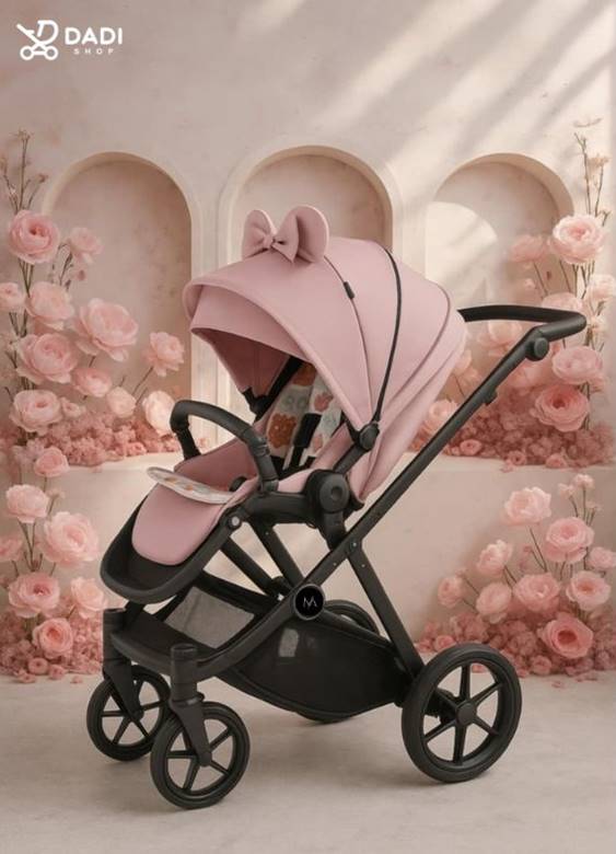 Wózek spacerowy Natoni Joy New dla dziewczynki w kolorze różowym (Blush), prezentacja na jasnoróżowym tle z motywem róż – sklep Dadi Shop.