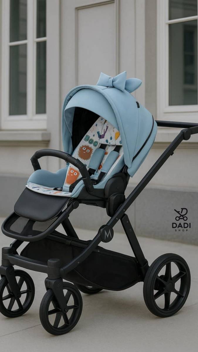 Wózek spacerowy Joy New Green Sheen w kolorze miętowo-błękitnym – prezentacja podczas spaceru, stylowa spacerówka dla dziecka, Dadi-Shop.