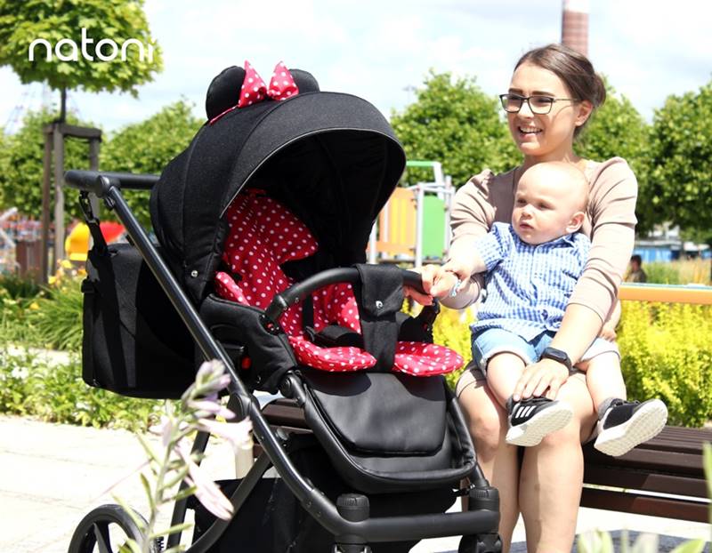 Prezentacja spacerówki Natoni Joy New Black Mickey z przekładanym siedziskiem – elegancki czarny model podczas spaceru, sklep Dadi-Shop.