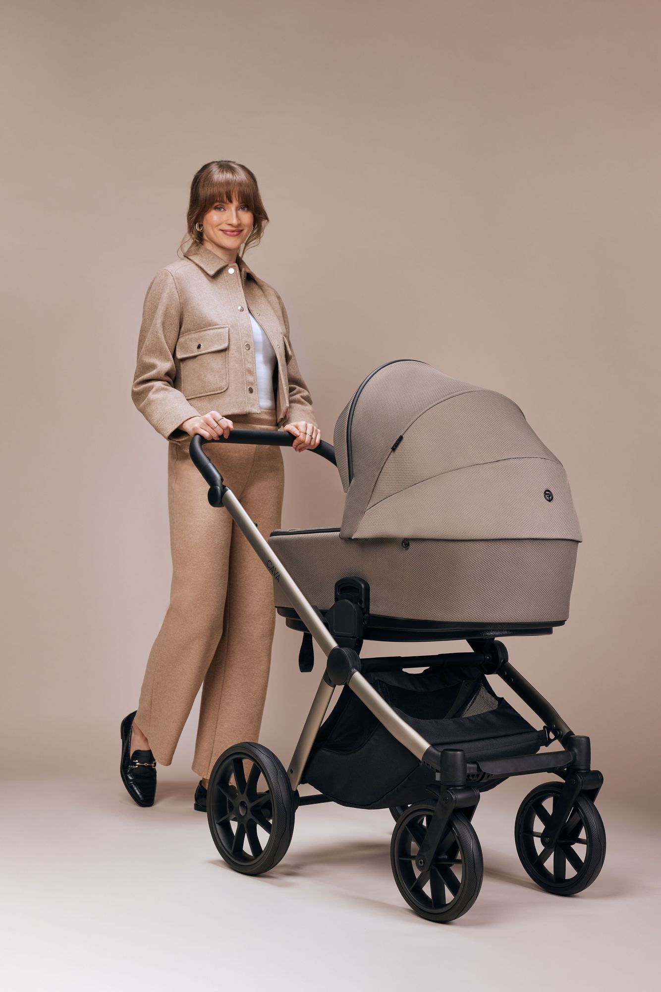 minimalistyczny wózek dziecięcy 2w1 riko cava odcienie beżu beige stroller