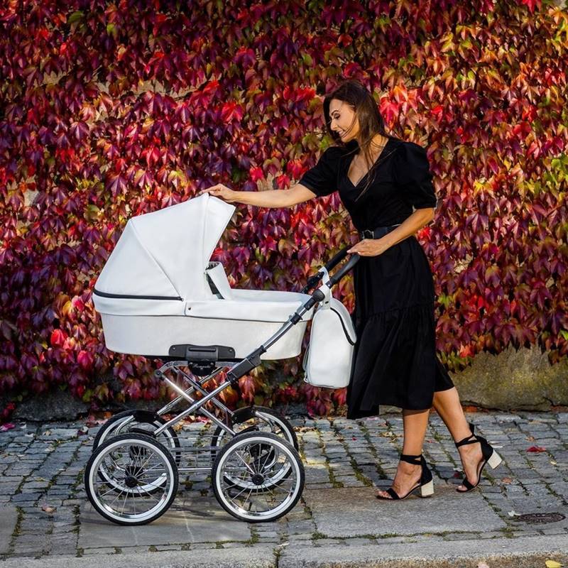 Wózek Kunert Romantic w stylu retro vintage – prezentacja w plenerze podczas spaceru.