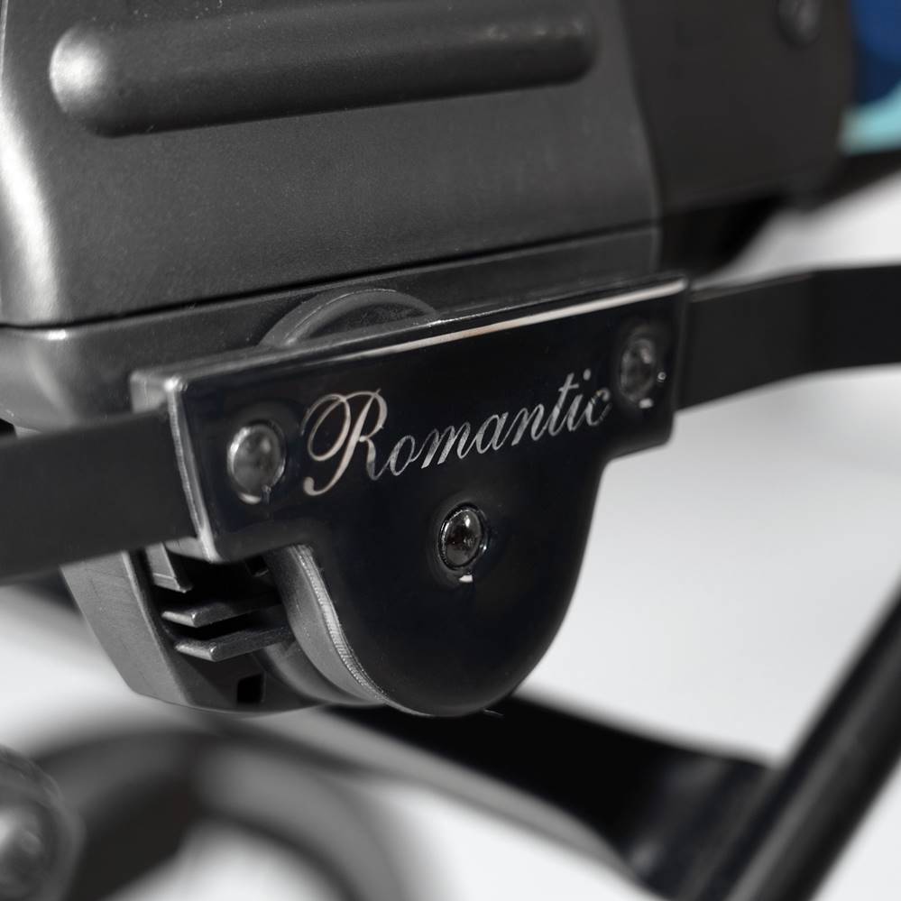 Szczegóły konstrukcji Kunert Romantic – chromowana rama, solidne spawy i eleganckie detale retro wózka