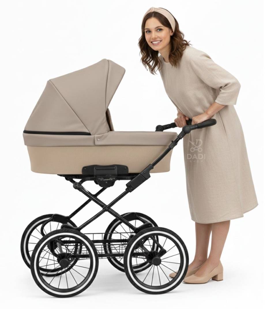 Modelka prezentuje wózek Kunert Romantic 1w1 w studio – klasyczne duże retro koła, beżowa gondola i elegancki, vintage design wózka dziecięcego.