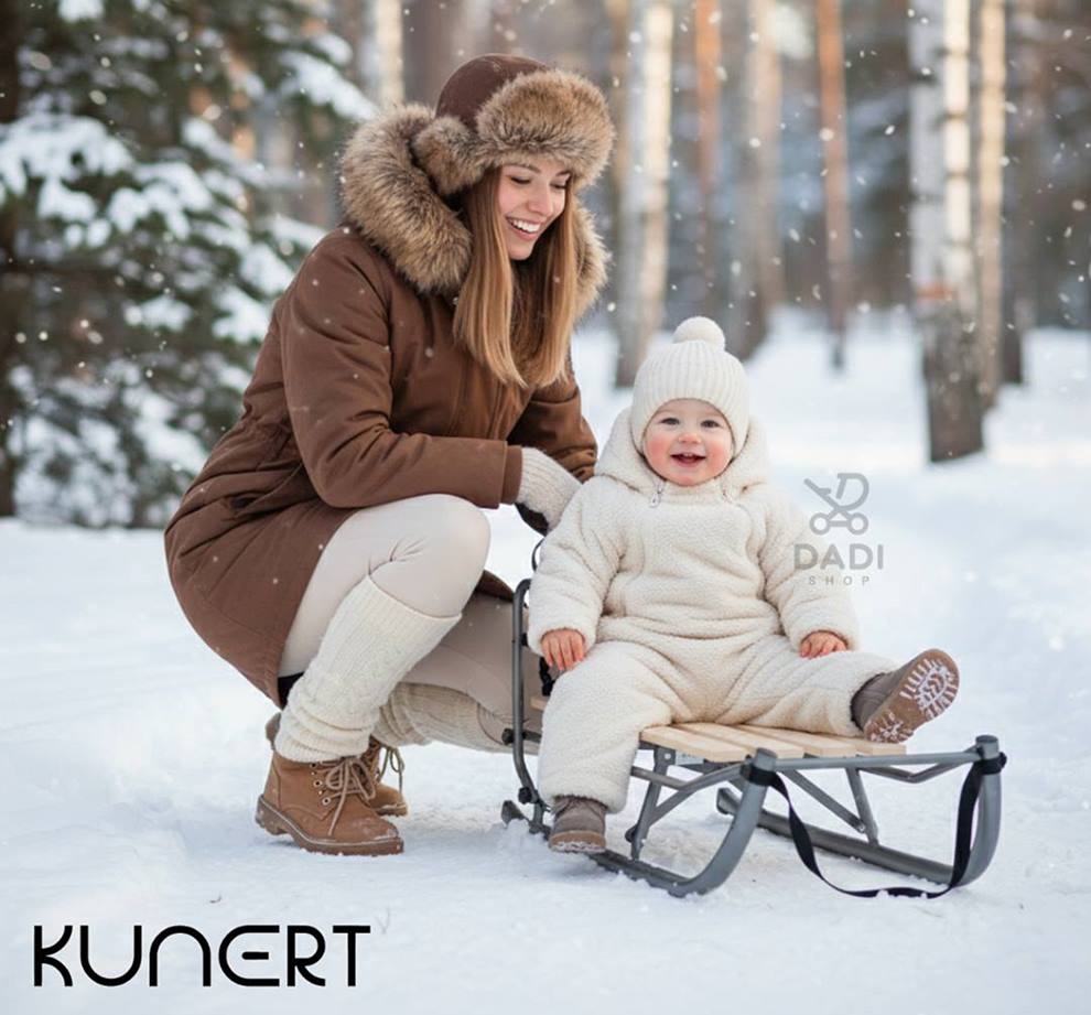Kobieta z dzieckiem na sankach Kunert Space podczas zimowego spaceru – radosna zabawa w śnieżnej scenerii.