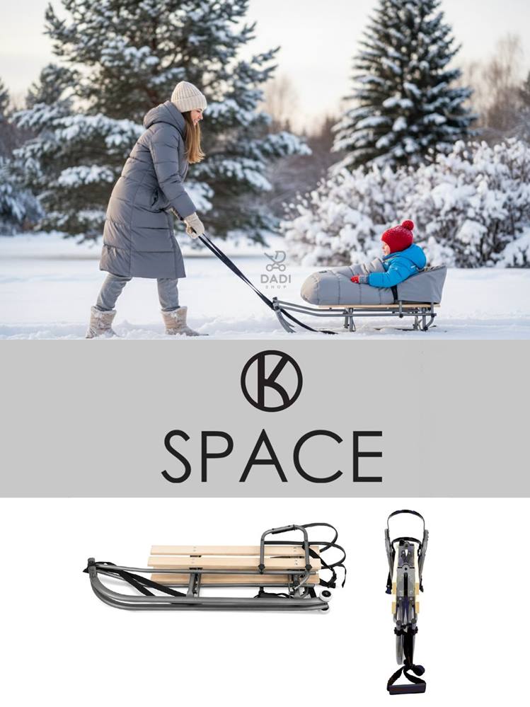 Sanki dziecięce ze śpiworkiem ciągnięte przez kobietę podczas zimowego spaceru - model składany Kunert Space