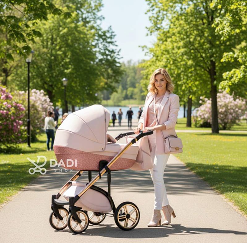 Mama prowadzi różowy wózek dziecięcy Wiejar Rose Exclusive 3w1 podczas spaceru w plenerze.