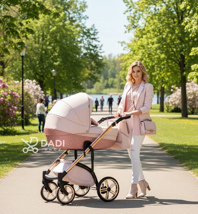 Mama spaceruje w słońcu parkową alejką z różowym wózkiem dziecięcym Wiejar Rose Exclusive Modo 4w1.