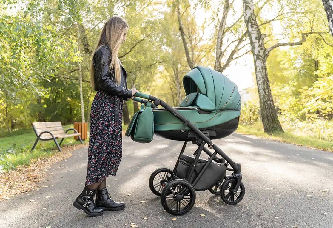 wózek camarelo zeo eco prezentacja wózka na spacerze wśród drzew alejka