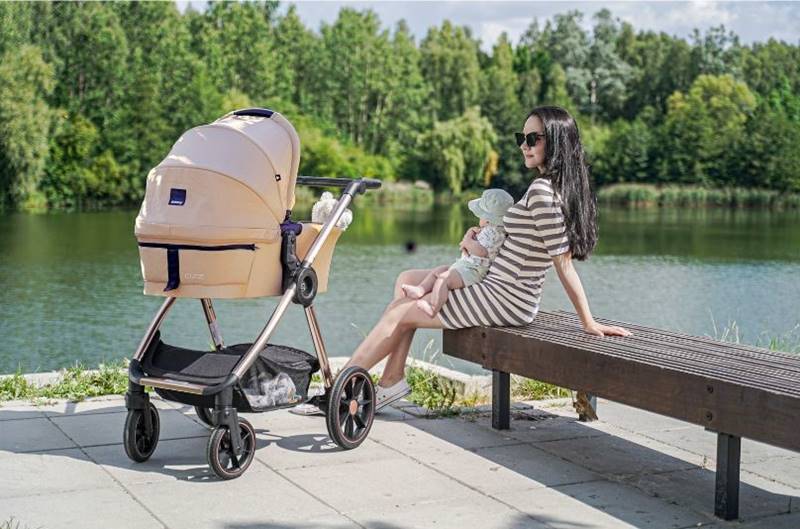 Wózek 3w1 Zokky Ozz w kolorze beżowym – prezentacja w plenerze nad wodą, sklep Dadi-Shop