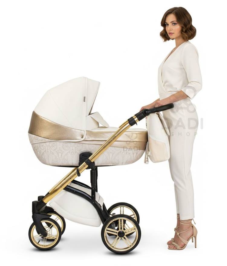 Nowoczesny wózek dziecięcy Wiejar Modo Exclusive Little Princess prezentowany w studio – widok z boku na obszerną budkę i duże, bezobsługowe koła, modelka.