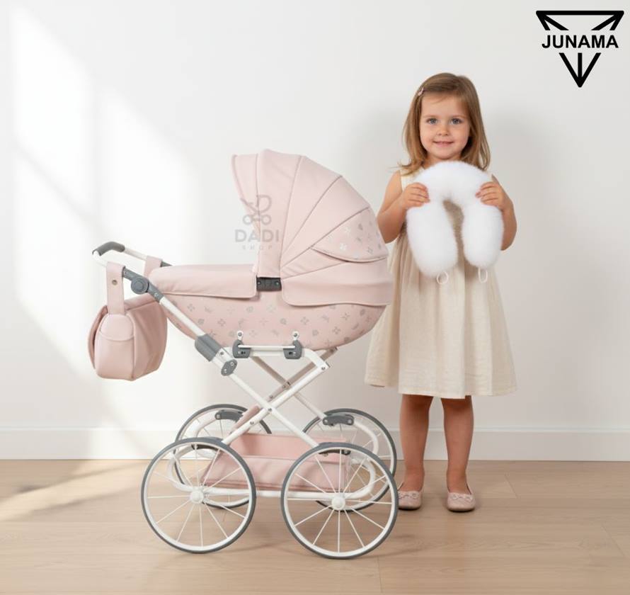 Dziewczynka bawiąca się wózkiem dla lalek JUNAMA | TAKO z białym futerkiem – ekskluzywne akcesoria dla lalek, dostępne w sklepie Dadi-Shop