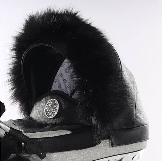 Czarne futerko JUNAMA na gondoli wózka dla lalek – miękki, luksusowy i stylowy dodatek.