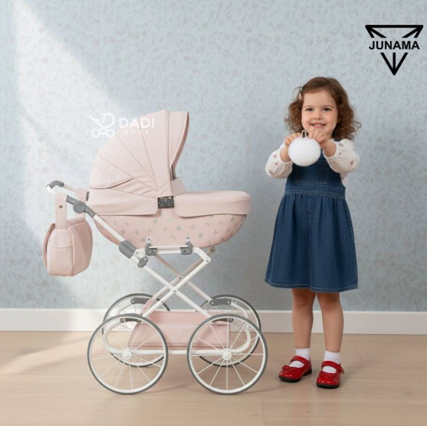 Dziewczynka przy wózku JUNAMA z puszystym pomponem – zimowy, eleganckie akcesoria do wózka dla lalek