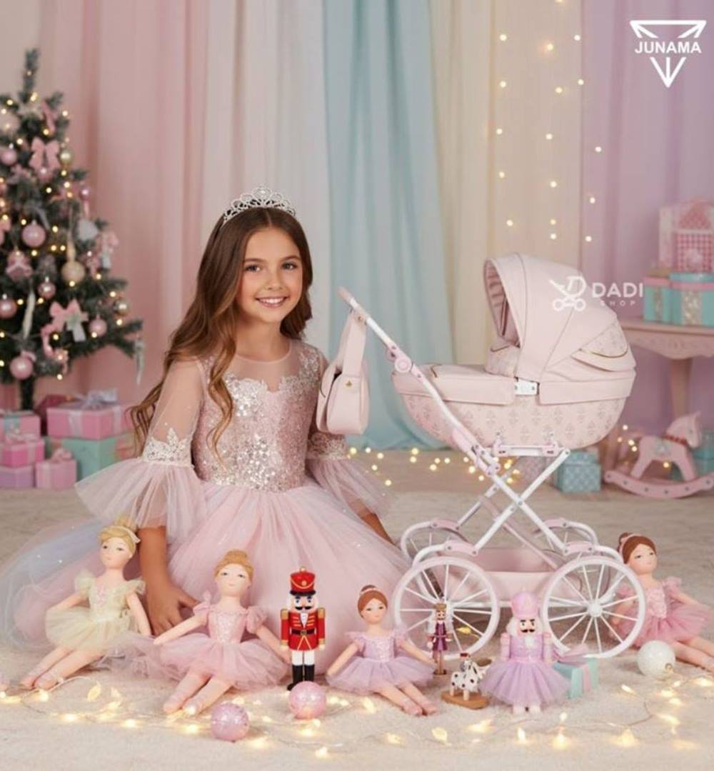 Dolls pram for 9 year old – Junama Art Deco Mini brown 02, little girl proudly presenting her luxury pram. Dadi-shop