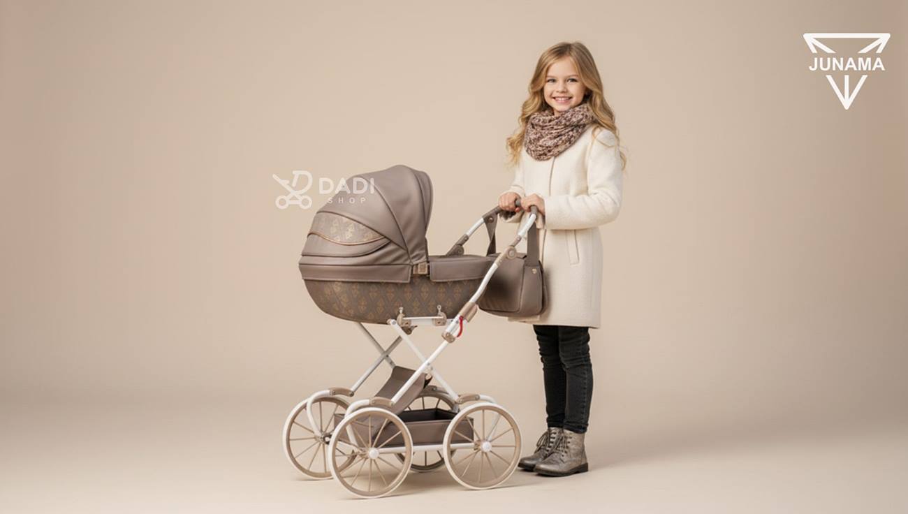 Wózek dla lalek dla 6-latki Junama Art Deco Mini 02 – elegancki model premium w kolorze beżowym, sesja studyjna Dadi-shop.
