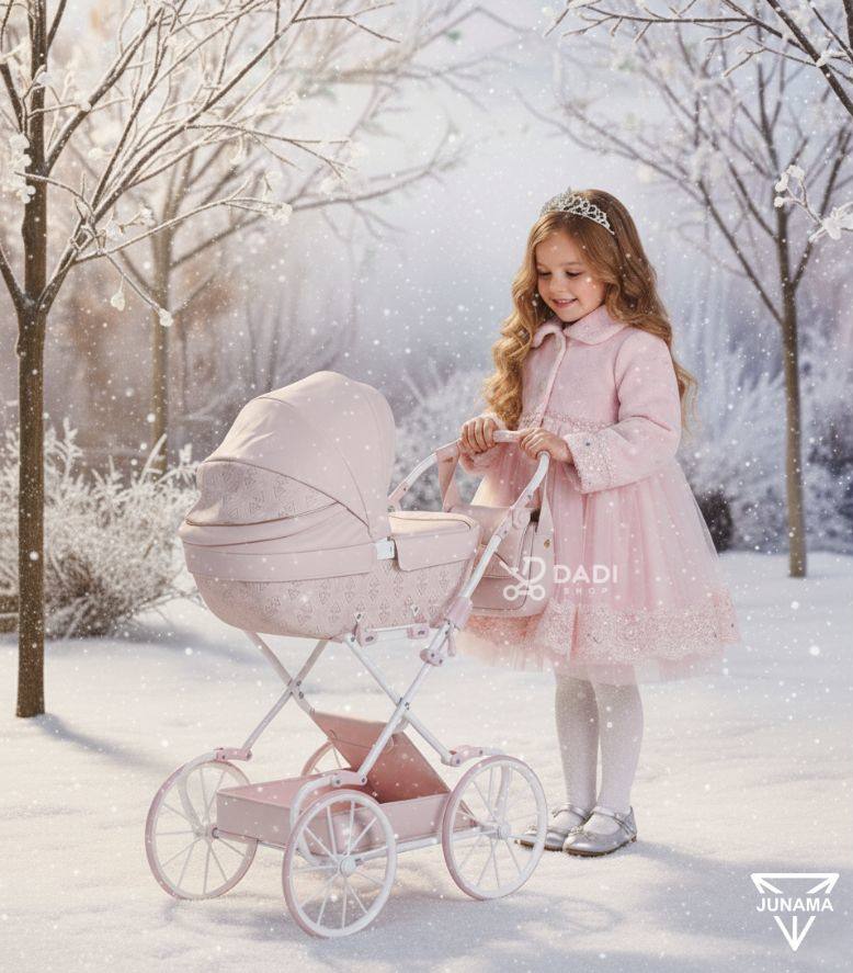 Dziewczynka dopasowuje wysokość rączki w wózku Junama Art Deco Mini pink 03 podczas spaceru. sklep dadi-shop