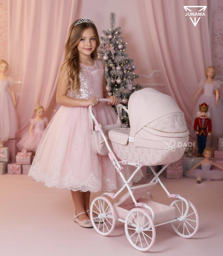 Junama Art Deco Mini – wózek dla lalek w stylu retro prezentowany przez dziewczynkę podczas sesji świątecznej jasny róż. Dadi-shop