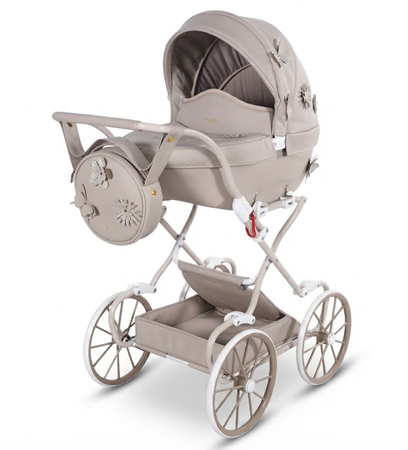 Klasyczny wózek dla lalek w odcieniach beżu, model Junama Fleur Mini, z ozdobnymi motylkami i pasującą torbą na rączce