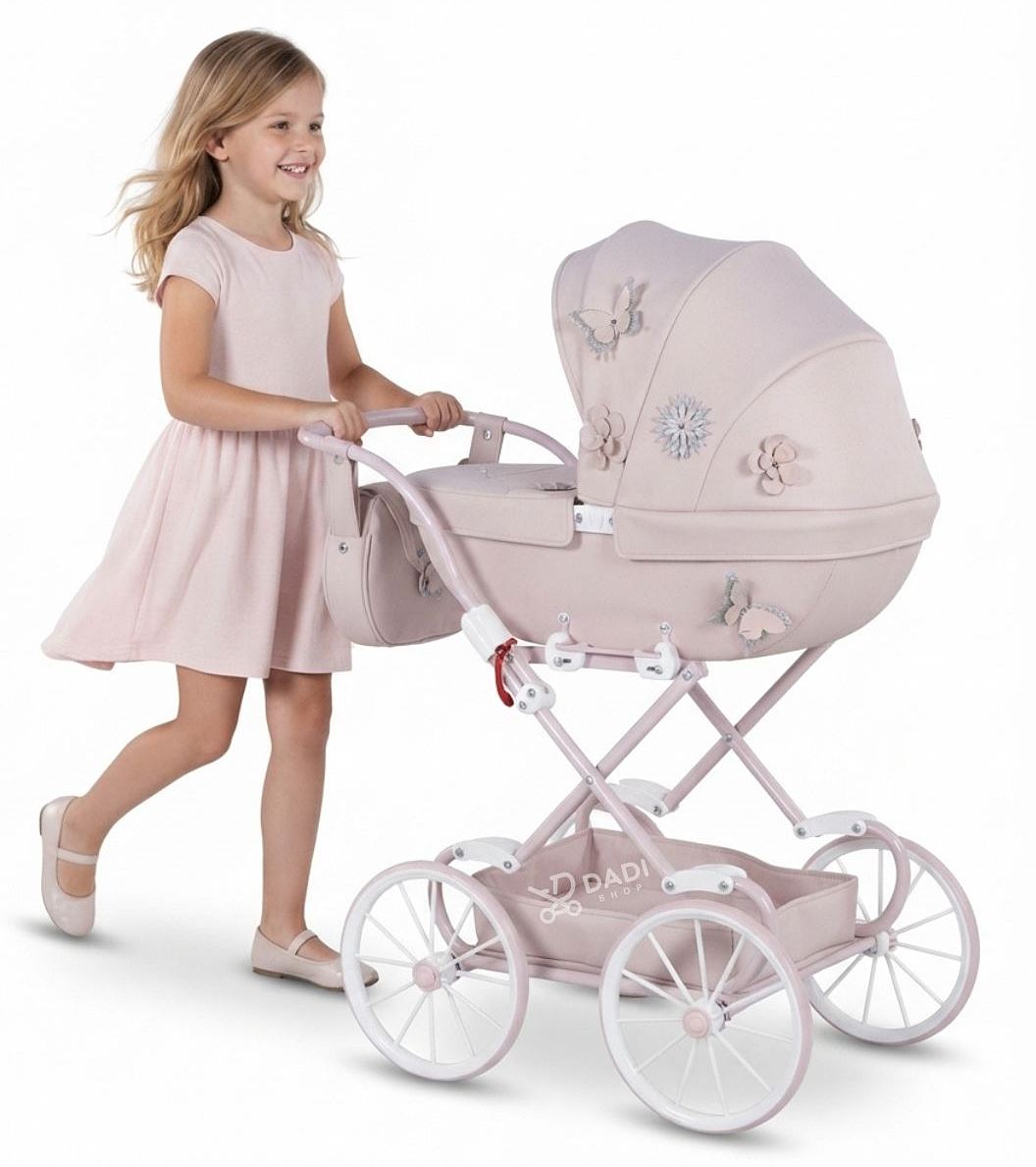 Różowy wózek dla lalek Junama Mini Fleur Pink  z radosną dziewczynką na białym tle w studio.