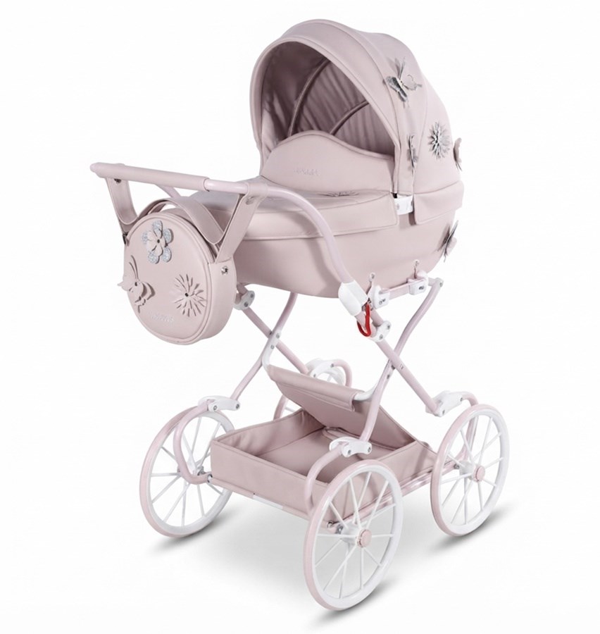 Różowy wózek dziecięcy głęboki Junama Fleur Mini w stylu retro. Zdjęcie pokazuje wózek z przodu podkreślając duże koła, zdobienia z motylkami na gondoli oraz pasującą torbę.