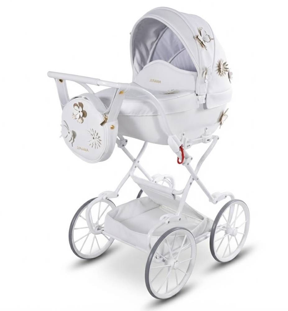 Ekskluzywny biały wózek głęboki Junama La Fleur Mini i eleganckimi zdobieniami z motylami i kwiatami. Klasyczna konstrukcja na czterech dużych kołach.
