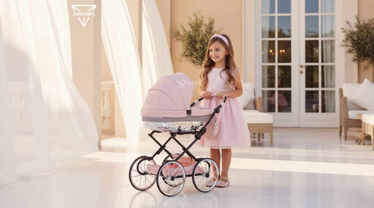 Różowy wózek dla lalek Junama HandCraft Mini Glitter 01 – stylowa glamour sesja plenerowa z dziewczynką prowadzącą wózek. dadi-shop