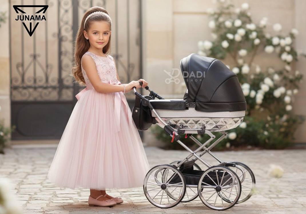 Junama Hand Craft Mini czarno-srebrny – elegancki wózek dla lalek podczas spaceru w plenerze