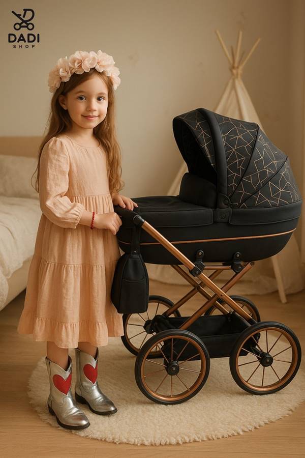 Czarny duży wózek dla lalek Junama Heart Mini 02 od Tako – elegancka gondola, retro koła i tapicerka z eko-skóry, idealny dla starszej dziewczynki.