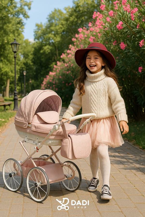 Duży wózek dla lalek Junama Heart Mini w jasnoróżowym kolorze, retro styl, idealny dla starszej dziewczynki – akcesoria dla lalek, sklep Dadi-Shop.