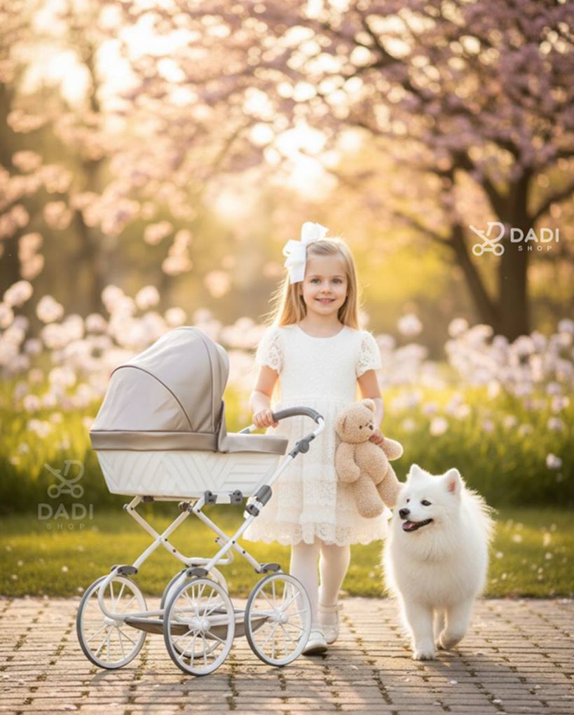 Wózek dla lalek Kunert Rossie Cappuccino Metalic Eco – 5-latka prowadzi wózek w ogrodzie, lifestyle. Dadi-shop