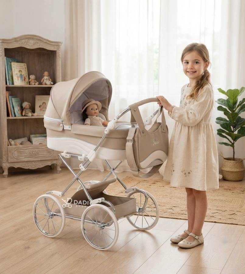 Beżowy wózek dla lalek z gondolą Junama Lulla 03 Beige w stylu retro na dużych kołach. Obok stoi siedmioletnia dziewczynka
