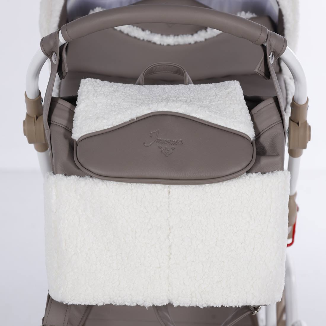 Detale wózka dla lalek Junama Mocha Dream – torba z tapicerką bouclé przypominającą futerko baranka.