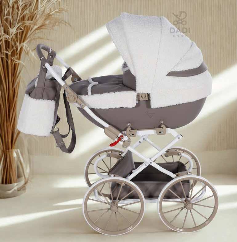 Wózek dla lalek Junama Mocha Dream Mini – prezentacja studyjna bokiem, beige.