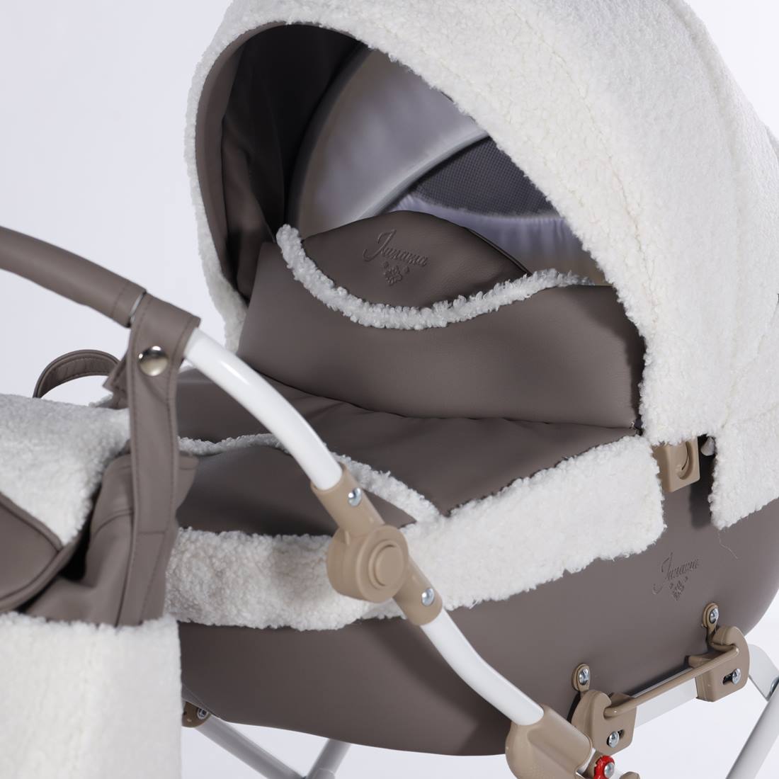 Zbliżenie na gondolę wózka dla lalek Junama Mocha Dream Beige – tapicerka bouclé w stylu baranka