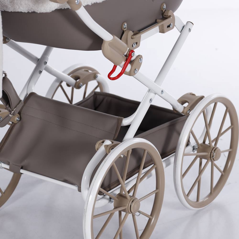 Zbliżenie na stelaż i duże koła wózka dla lalek Junama Mocha Dream – styl retro od Tako Baby