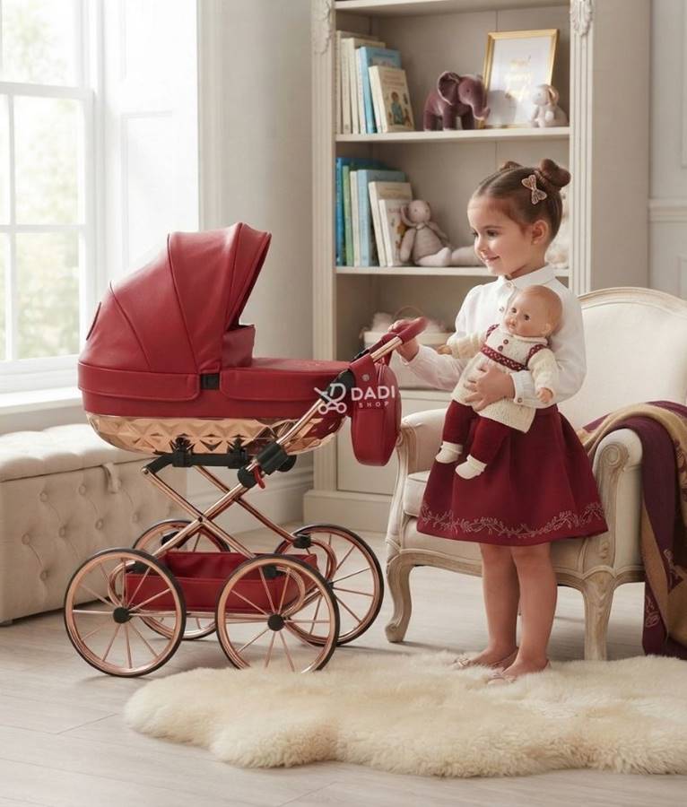 Mała dziewczynka tuli lalkę tuż obok eleganckiego wózka dla lalek w stylu retro, który zachwyca designem.