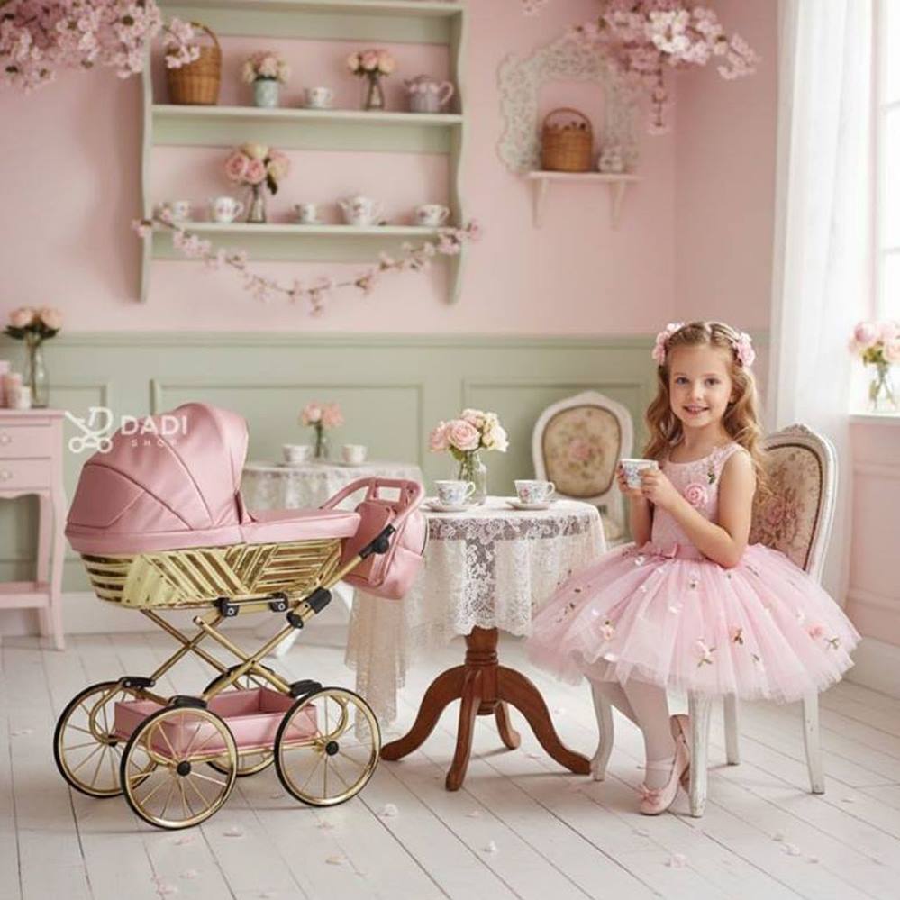 Polski wózek dla lalek Sojan Royal łączy klasyczny design z funkcjonalnością, inspirując dziecięcą wyobraźnię.