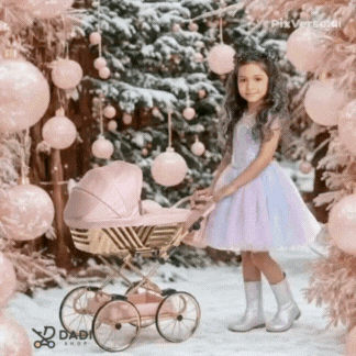 prezentacja wózka dla lalek royal w ruchu z dziewczynką, klimat świąteczny.