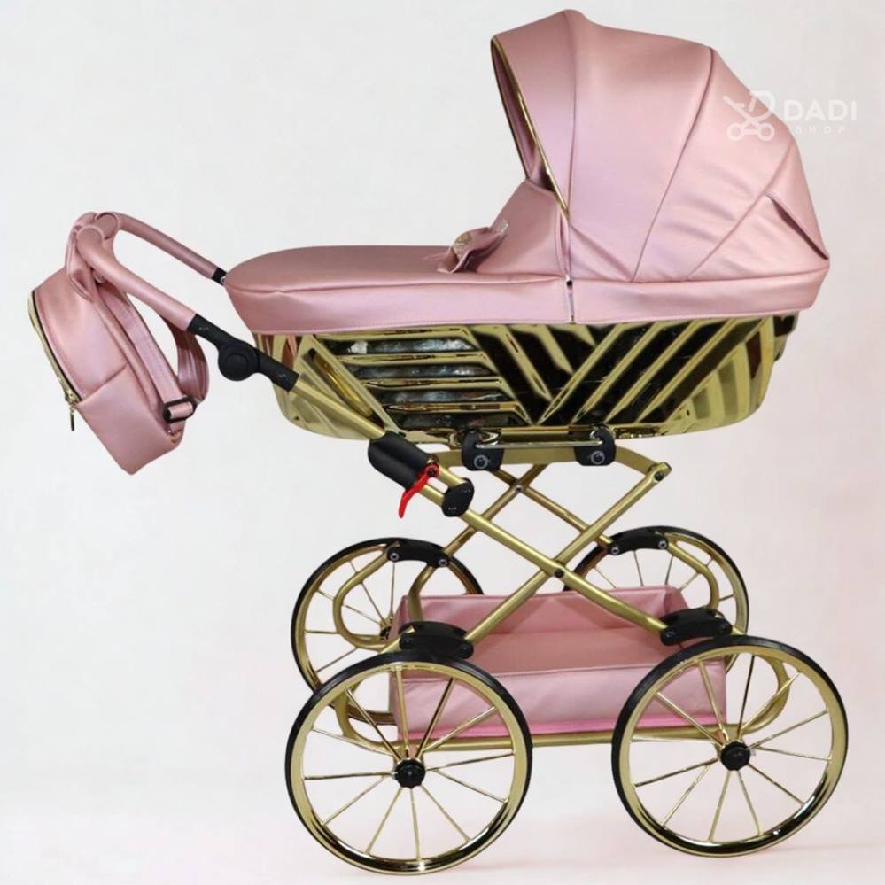 Głęboka gondola wózka Sojan Royal daje komfort i bezpieczeństwo ulubionym lalkom podczas zabawy. sesja studyjna