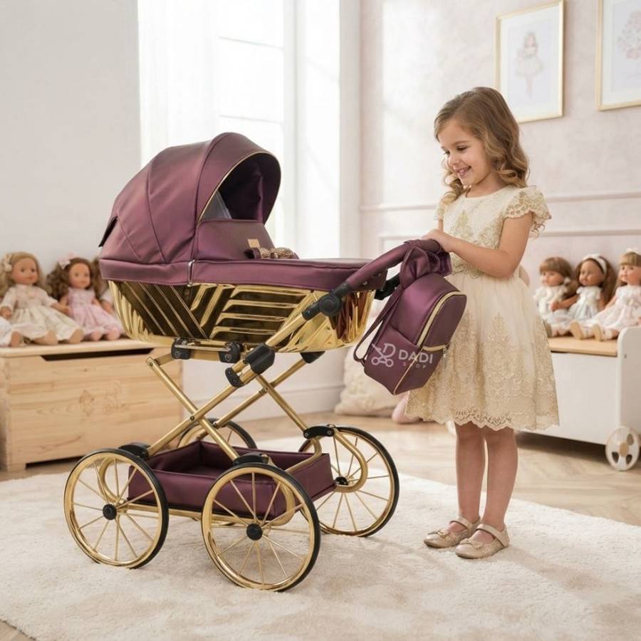 Elegancki wózek dla lalek Royal od producenta Sojan w kolorze fioletowym ze złotym stelażem i połyskującą gondolą, obok którego stoi dziewczynka w jasnej sukience w pokoju dziecięcym.