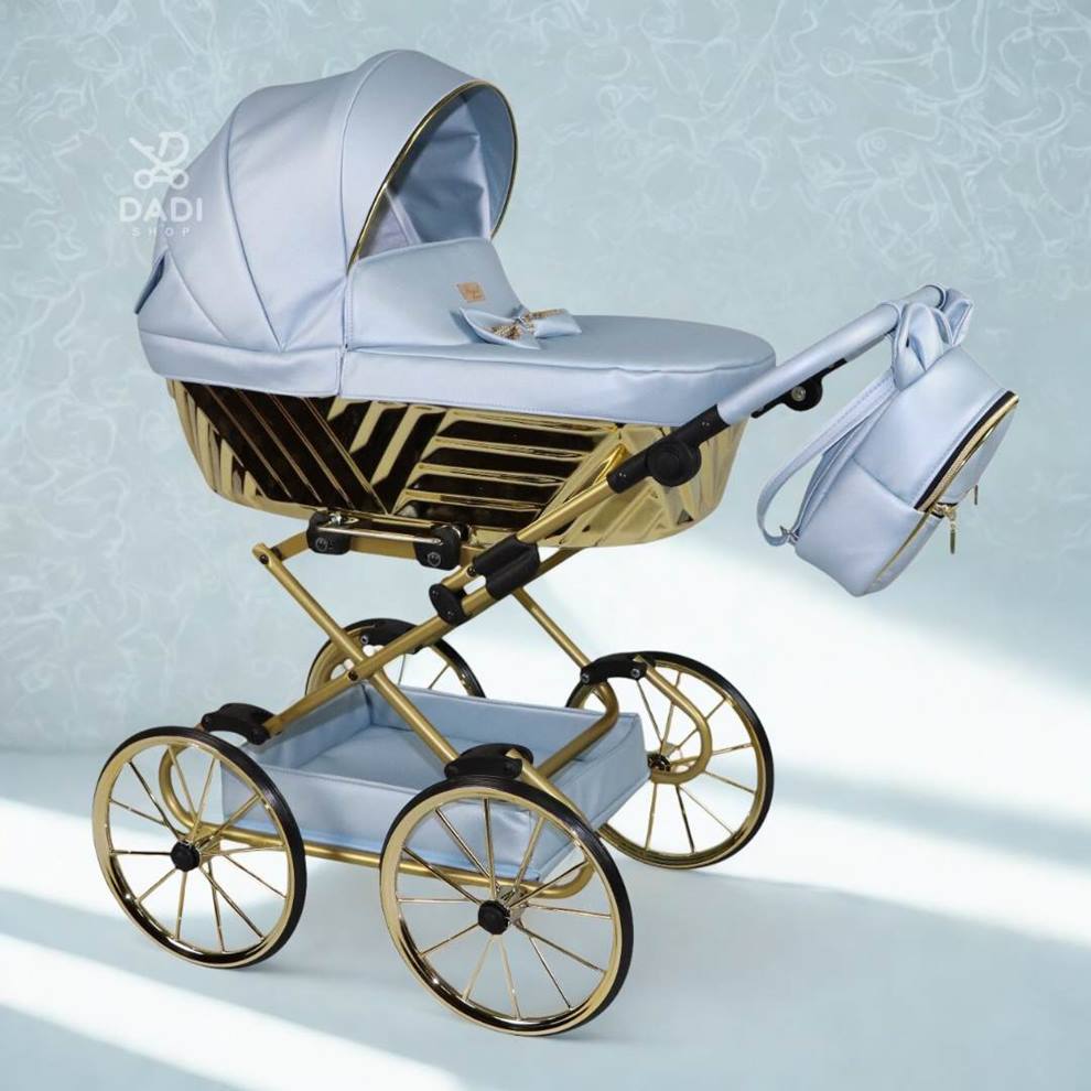 Głęboka gondola wózka lalkowego Royal 04 w jasnym błękicie. Prezentacja.