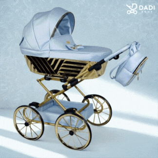 Błękitny wózek dla lalek Royal 04 z gondolą – cała konstrukcja i złote detale w lekkim przybliżeniu.
