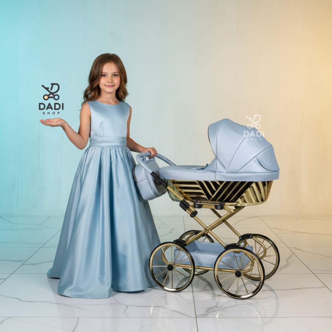 Błękitny wózek dla lalek Royal 04 od polskiego producenta Sojan – elegancki i funkcjonalny, w sesji studyjnej z modelką. Dadi-shop